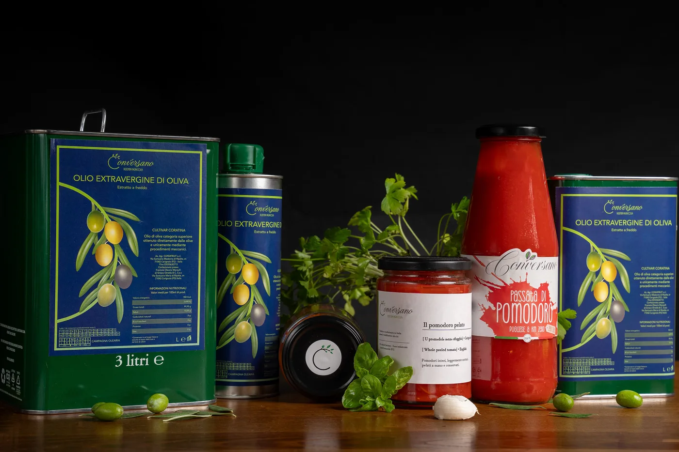 Still life di olio extravergine, passata e pomodori pelati di un'azienda agricola pugliese
