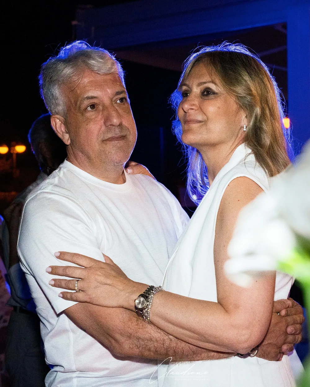 Coppia che festeggia l'anniversario di matrimonio abbracciata