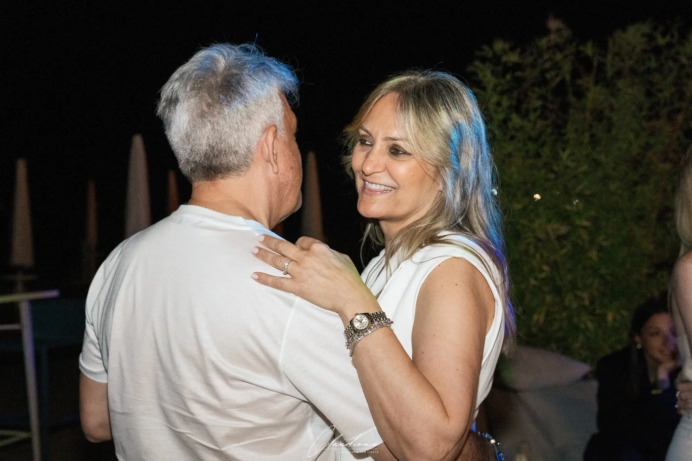 Coppia matura che balla abbracciata durante la festa di anniversario