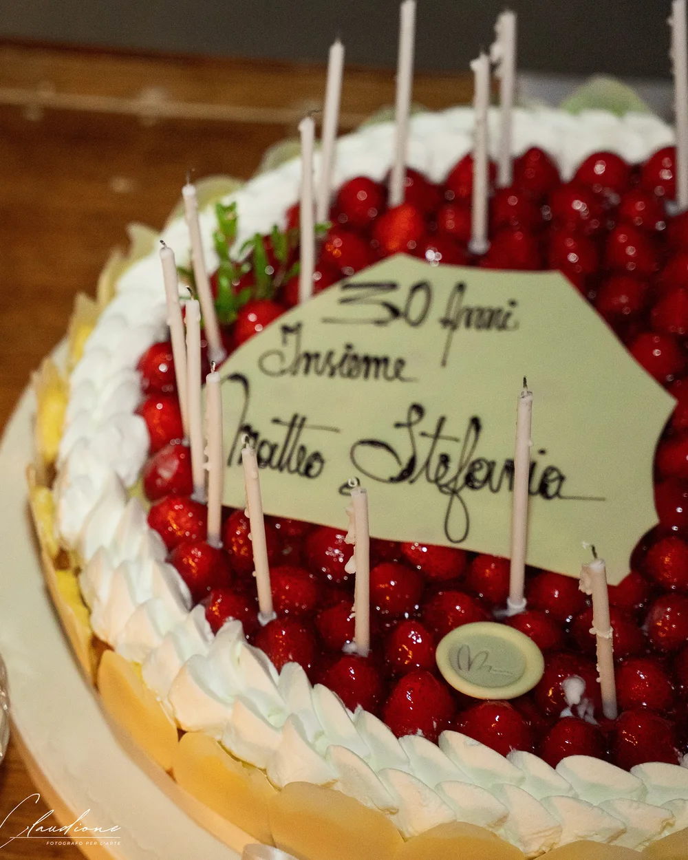 Torta di anniversario con fragole e candeline