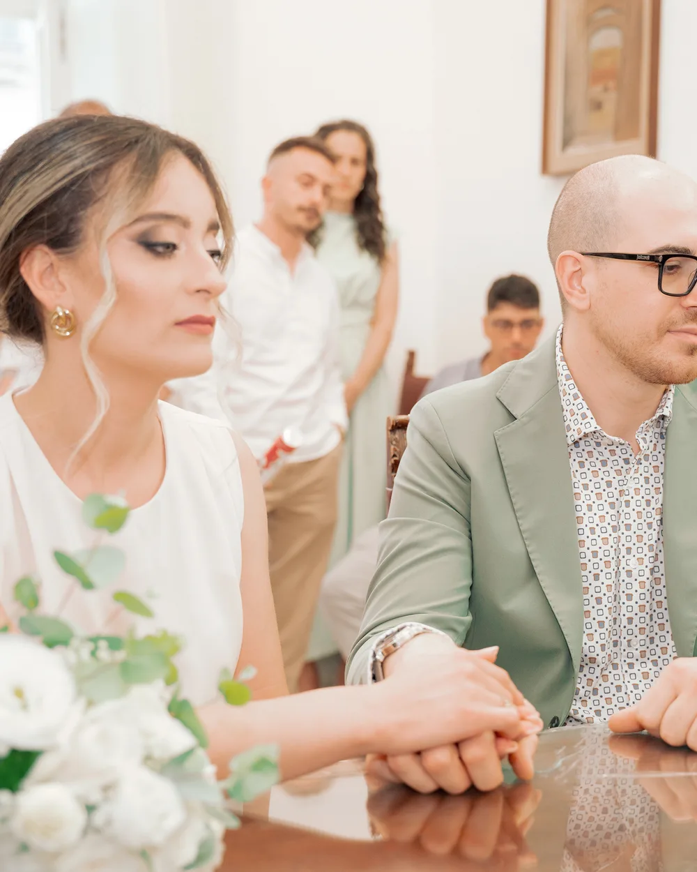 Gli sposi seduti al tavolo durante il rito civile